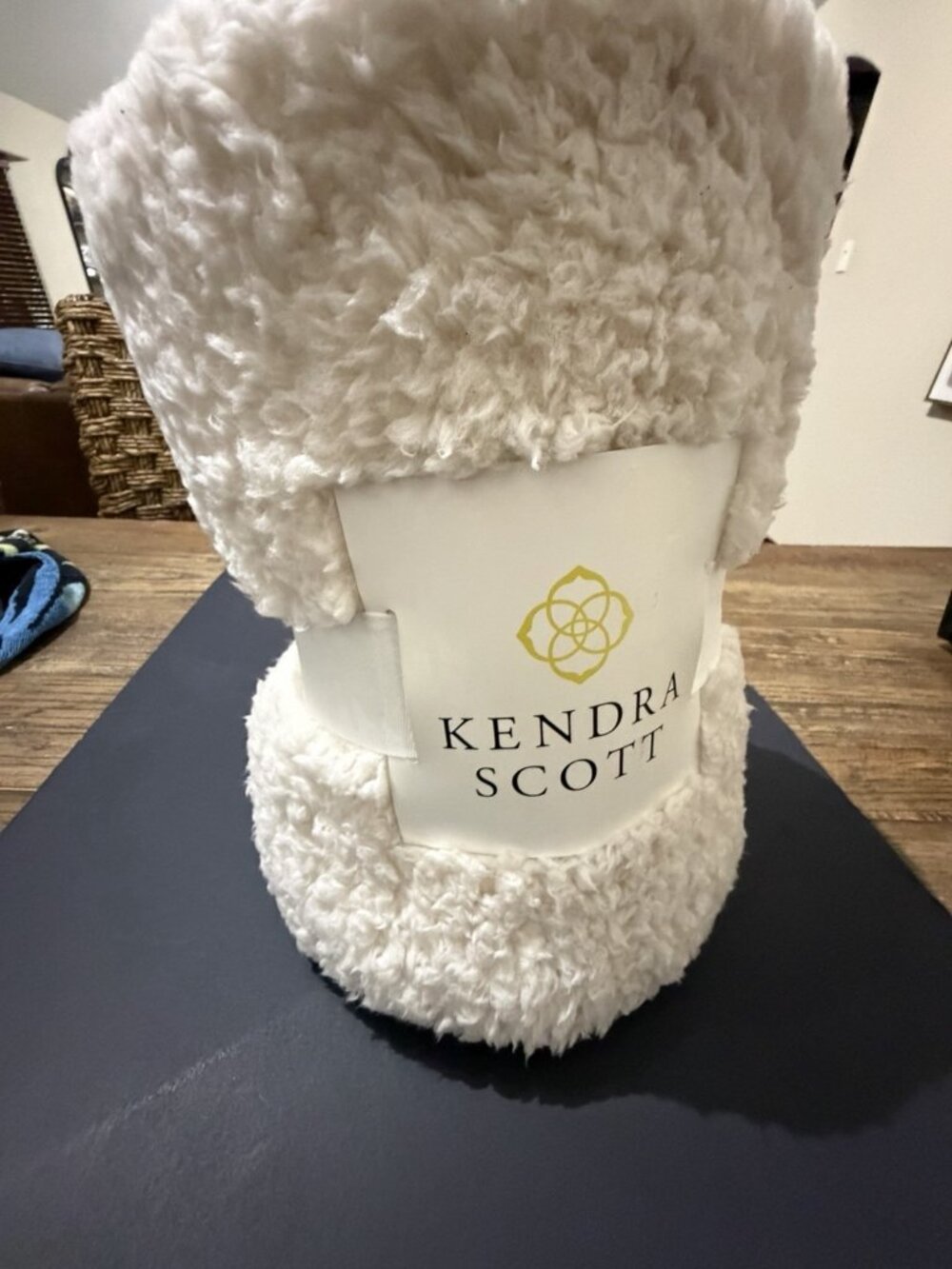 Kendra Scott White Cozy Sherpa Throw Blanket 50x70 Inches, New, Cream, Rare